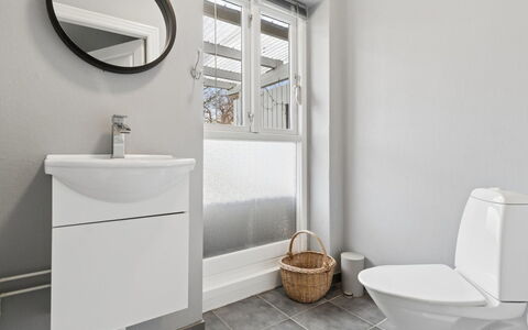Grette - 600M from the Sea: Flooring, Verdieping, Loodgieterswerkinrichting, Interieur Ontwerp, Badkamer, Wastafel, Toilet, Wc Bril, Loodgieter, Kraan