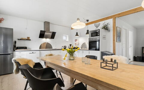 Grette - 600M from the Sea: Meubilair, Flooring, Interieur Ontwerp, Hout, Plafond, Keuken, Lichte Inrichting, Keuken En Eettafel, Verdieping, Countertop
