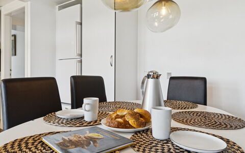 Strandulf - 1Km from the Sea: Meubilair, Hout, Interieur Ontwerp, Flooring, Verdieping, Stoel, Kamer, Plafond, Woonkamer, Appartement