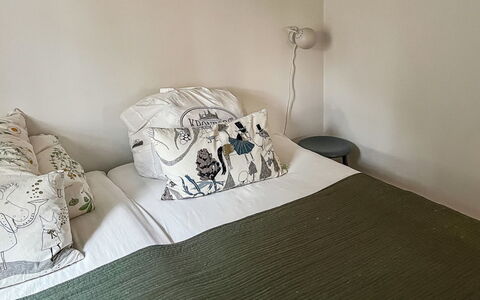 Ermelina - 150M from the Sea: Slaapkamer, Bed, Bedding, Laken, Meubilair, Linens, Interieur Ontwerp, Textiel, Kussen, Kussen Gooien