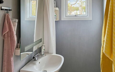 Ermelina - 150M from the Sea: Badkamer, Loodgieterswerkinrichting, Muur, Interieur Ontwerp, Wastafel In De Badkamer, Flooring, Wastafel, Verdieping, Textiel, Kraan