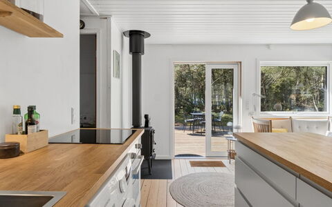 Ermelina - 150M from the Sea: Keuken, Countertop, Flooring, Hout, Interieur Ontwerp, Meubilair, Verdieping, Toestel Van De Keuken, Houten Vloer, Cabinetry