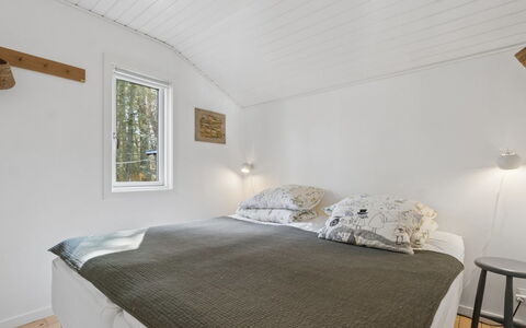 Ermelina - 150M from the Sea: Hout, Plafond, Interieur Ontwerp, Slaapkamer, Flooring, Verdieping, Bed, Laken, Kamer, Bedding
