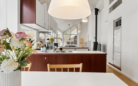 Aarre - 1Km from the Sea: Interieur Ontwerp, Meubilair, Flooring, Lichte Inrichting, Plafond, Hout, Keuken, Verdieping, Countertop, Keuken En Eettafel