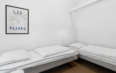 Aarre - 1Km from the Sea: Muur, Verdieping, Slaapkamer, Interieur Ontwerp, Flooring, Bed, Laken, Bedding, Meubilair, Bed Frame