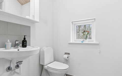 Aarre - 1Km from the Sea: Wc Bril, Badkamer, Loodgieterswerkinrichting, Muur, Toilet, Flooring, Wastafel, Verdieping, Interieur Ontwerp, Wastafel In De Badkamer