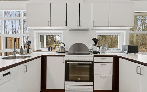 Aarre - 1Km from the Sea: Keuken, Toestel Van De Keuken, Flooring, Countertop, Interieur Ontwerp, Major Appliance, Cabinetry, Meubilair, Fornuis, Verdieping
