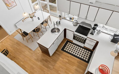 Aarre - 1Km from the Sea: Keuken, Flooring, Interieur Ontwerp, Hout, Toestel Van De Keuken, Verdieping, Countertop, Fornuis, Meubilair, Houten Vloer