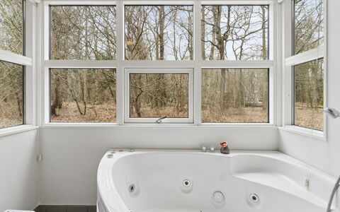 Aarre - 1Km from the Sea: Bad, Loodgieterswerkinrichting, Interieur Ontwerp, Badkamer, Flooring, Plafond, Loodgieter, Verdieping, Glas, Kamer