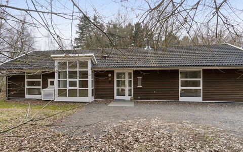 Aarre - 1Km from the Sea: Gebouw, Afdeling, Huis, Huis, Woongebied, Dak, Architectuur, Verblijf, Siding, Deur