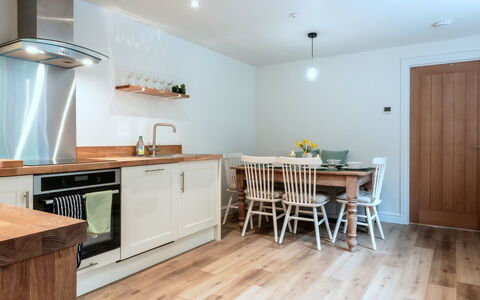 Alpine Cottage: Meubilair, Interieur Ontwerp, Flooring, Verdieping, Cabinetry, Houten Vloer, Hout, Toestel Van De Keuken, Countertop, Keuken