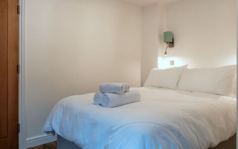 Alpine Cottage: Slaapkamer, Bed, Muur, Interieur Ontwerp, Laken, Bedding, Meubilair, Verdieping, Linens, Plafond