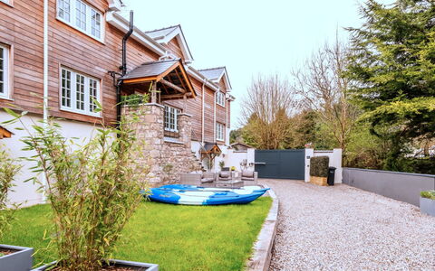 Alpine Cottage: Woongebied, Struik, Huis, Huis, Tuin, Verblijf, Landscaping, Werf, Backyard, Landgoed