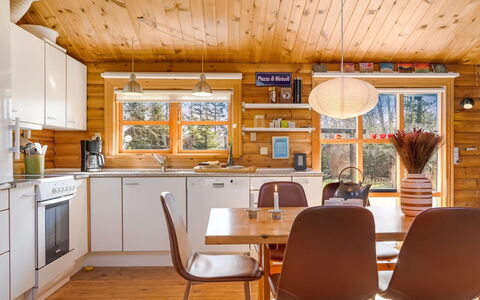 Tjarko - 690M to the Fjord: Meubilair, Interieur Ontwerp, Keuken, Hout, Flooring, Plafond, Countertop, Keuken En Eettafel, Kamer, Lichte Inrichting