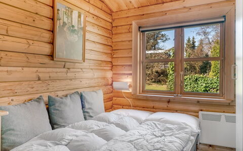Tjarko - 690M to the Fjord: Hout, Meubilair, Slaapkamer, Huis, Bed, Interieur Ontwerp, Blokhut, Hardwood, Beits, Kamer
