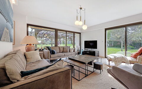 Villa Kerpunce: Meubilair, Interieur Ontwerp, Flooring, Bankstel, Verdieping, Plafond, Woonkamer, Hout, Kamer, Tafel