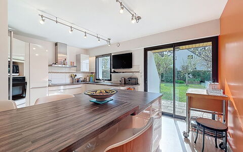 Villa Kerpunce: Interieur Ontwerp, Meubilair, Countertop, Keuken, Flooring, Lichte Inrichting, Plafond, Hout, Verdieping, Verlichting