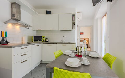 Antica Corte: Interieur Ontwerp, Keuken, Flooring, Countertop, Plafond, Verdieping, Meubilair, Kamer, Huis, Major Appliance
