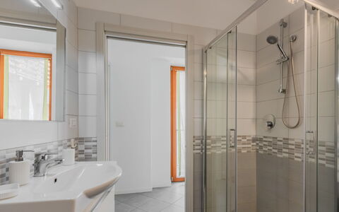 Antica Corte: Interieur Ontwerp, Flooring, Loodgieterswerkinrichting, Badkamer, Verdieping, Wastafel In De Badkamer, Wastafel, Plafond, Kraan, Loodgieter