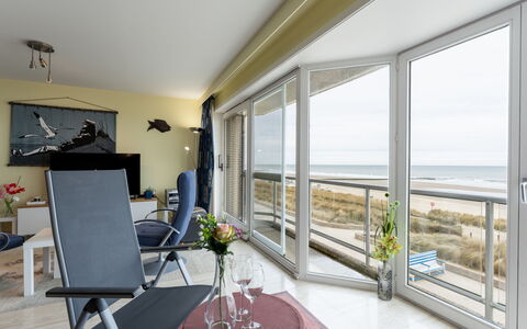 Mitsou with Seaview and Parking: Meubilair, Hout, Stoel, Verdieping, Zee, Oceaan, Appartement, Glas, Schaduw, Keuken En Eettafel
