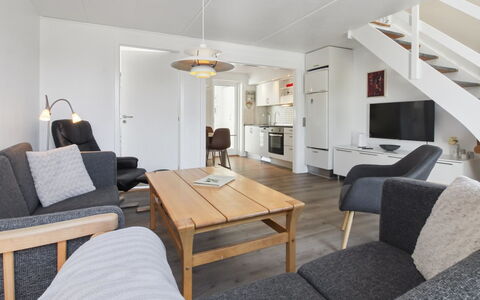 Amlethus - 2.3Km from the Sea: Flooring, Meubilair, Verdieping, Interieur Ontwerp, Huis, Appartement, Bankstel, Plafond, Woonkamer