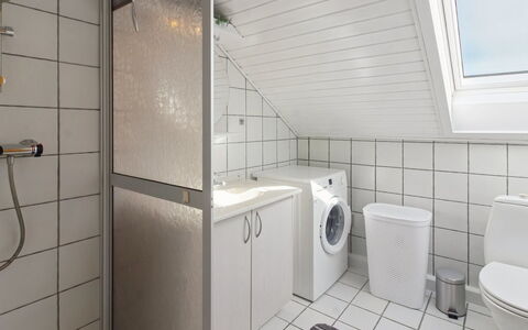 Amlethus - 2.3Km from the Sea: Flooring, Verdieping, Loodgieterswerkinrichting, Interieur Ontwerp, Plafond, Loodgieter, Badkamer, Kamer, Kraan, Wastafel