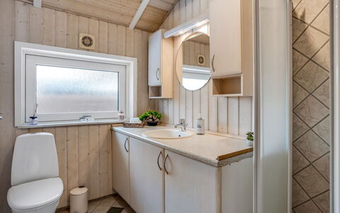 Alexis - 500M from the Sea: Hout, Loodgieterswerkinrichting, Wastafel, Flooring, Kraan, Verdieping, Wastafel In De Badkamer, Loodgieter, Badkamerkast, Badkamer