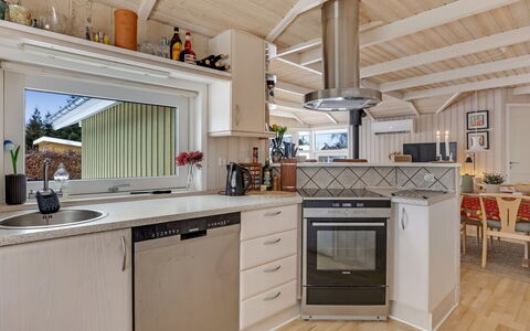 Alexis - 500M from the Sea: Keuken, Countertop, Toestel Van De Keuken, Hout, Flooring, Major Appliance, Interieur Ontwerp, Plafond, Cabinetry, Meubilair