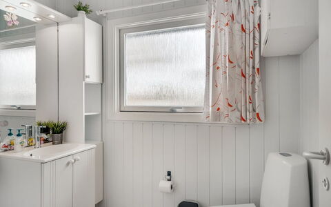 Dimo - 75M to the Fjord: Loodgieterswerkinrichting, Interieur Ontwerp, Flooring, Wastafel, Kraan, Verdieping, Badkamer, Loodgieter, Gordijn, Plafond