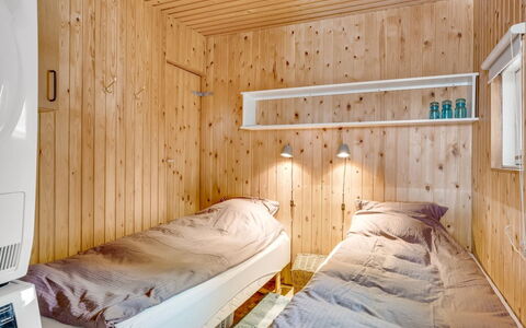 Dimo - 75M to the Fjord: Interieur Ontwerp, Muur, Flooring, Verdieping, Hout, Plafond, Slaapkamer, Verlichting, Kamer, Bed