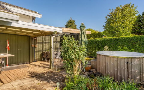 Dimo - 75M to the Fjord: Struik, Tuin, Land Lot, Huis, Backyard, Landscaping, Werf, Schaduw, Verblijf