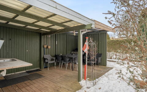 Dimo - 75M to the Fjord: Hout, Plafond, Schuur, Garden Gebouwen, Schaduw, Backyard, Outdoor Structuur, Werf, Siding, Beits