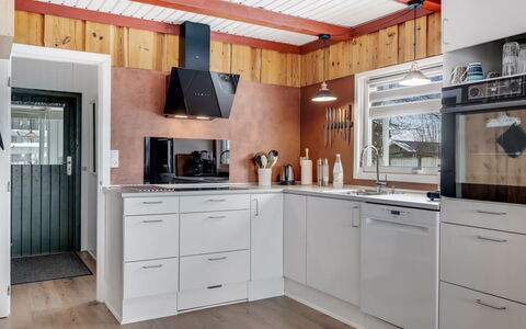 Dimo - 75M to the Fjord: Toestel Van De Keuken, Keuken, Major Appliance, Hout, Countertop, Interieur Ontwerp, Cabinetry, Flooring, Plafond, Huishoudapparatuur