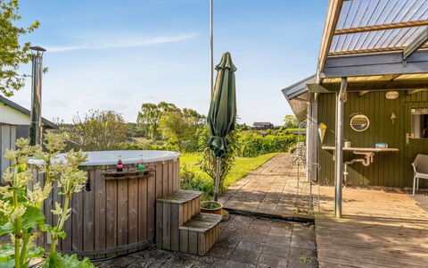 Dimo - 75M to the Fjord: Hout, Verblijf, Huis, Huis, Deur, Hardwood, Garden Gebouwen, Beits, Blokhut, Plank