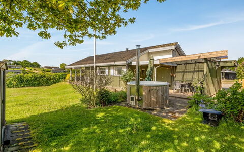 Dimo - 75M to the Fjord: Hout, Verblijf, Huis, Huis, Deur, Hardwood, Garden Gebouwen, Beits, Blokhut, Plank