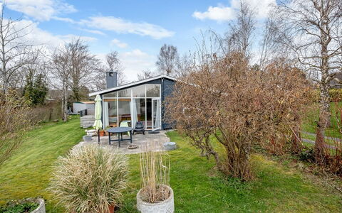 Menke - 300M from the Sea: Gras, Huis, Struik, Woongebied, Dak, Huis, Verblijf, Tuin, Land Lot