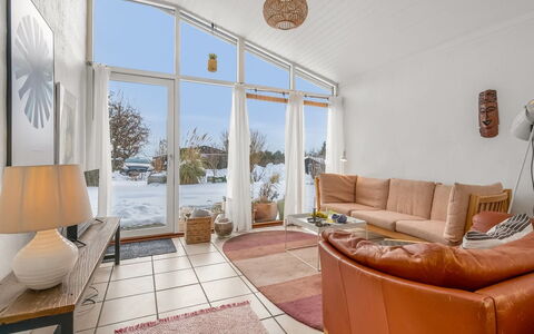 Menke - 300M from the Sea: Hout, Huis, Appartement, Woongebied, Meubilair, Deur, Kamer, Bankstel, Woonkamer
