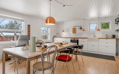 Menke - 300M from the Sea: Meubilair, Flooring, Interieur Ontwerp, Hout, Keuken, Plafond, Countertop, Verdieping, Lichte Inrichting, Keuken En Eettafel