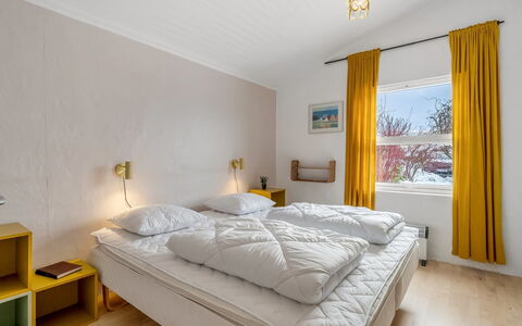 Menke - 300M from the Sea: Bed, Interieur Ontwerp, Slaapkamer, Meubilair, Muur, Verdieping, Bedding, Laken, Flooring, Hout