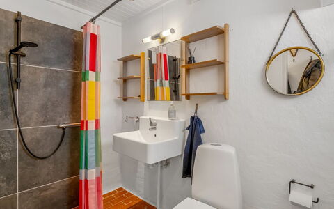Menke - 300M from the Sea: Muur, Interieur Ontwerp, Loodgieterswerkinrichting, Flooring, Verdieping, Badkamer, Plafond, Verlichting, Lichte Inrichting, Wastafel