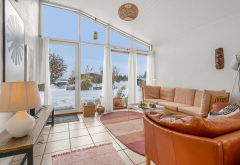 Menke - 300M from the Sea: Hout, Huis, Appartement, Woongebied, Meubilair, Deur, Kamer, Bankstel, Woonkamer
