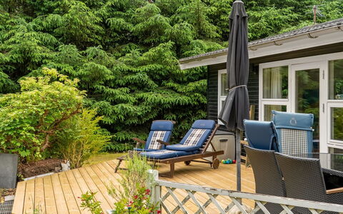 Jamie - from the Sea: Meubilair, Buitenmeubels, Stoel, Struik, Tuin, Veranda, Tafel, Schaduw, Buitentafel