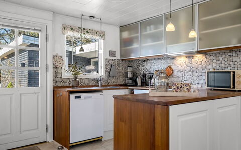 Jamie - from the Sea: Keuken, Toestel Van De Keuken, Countertop, Cabinetry, Major Appliance, Interieur Ontwerp, Flooring, Hout, Huishoudapparatuur, Meubilair