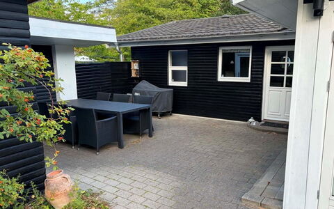Jamie - from the Sea: Huis, Huis, Woongebied, Deur, Siding, Verblijf, Backyard, Werf, Tuin, Schaduw