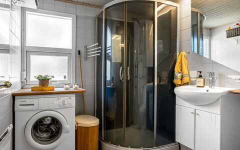 Jamie - from the Sea: Wasmachine, Loodgieterswerkinrichting, Interieur Ontwerp, Wastafel, Wasdroger, Flooring, Kraan, Loodgieter, Verdieping, Wasruimte