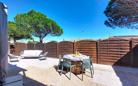 Le Mas des Oliviers: Appartement, Toevlucht, Stoel, Schaduw, Balkon, Keuken En Eettafel, Restaurant, Eco Hotel, Hotel