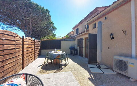 Le Mas des Oliviers: Appartement, Toevlucht, Stoel, Schaduw, Balkon, Keuken En Eettafel, Restaurant, Eco Hotel, Hotel