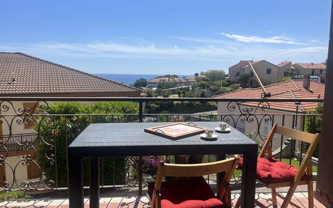 Titti e Giba: Meubilair, Buitenmeubels, Stoel, Tafel, Buitentafel, Keuken En Eettafel, Balkon, Koffietafel, Schaduw, Patio