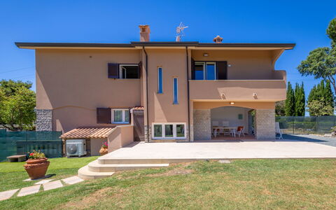Rose Adriano Home: Woongebied, Huis, Landgoed, Beton, Schaduw, Oprit, Landscaping, Villa, Balkon, Hacienda