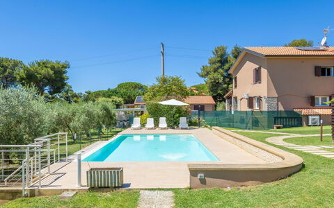 Rose Adriano Home: Zwembad, Toevlucht, Landgoed, Schaduw, Hacienda, Landscaping, Villa, Werf, Backyard, Eco Hotel